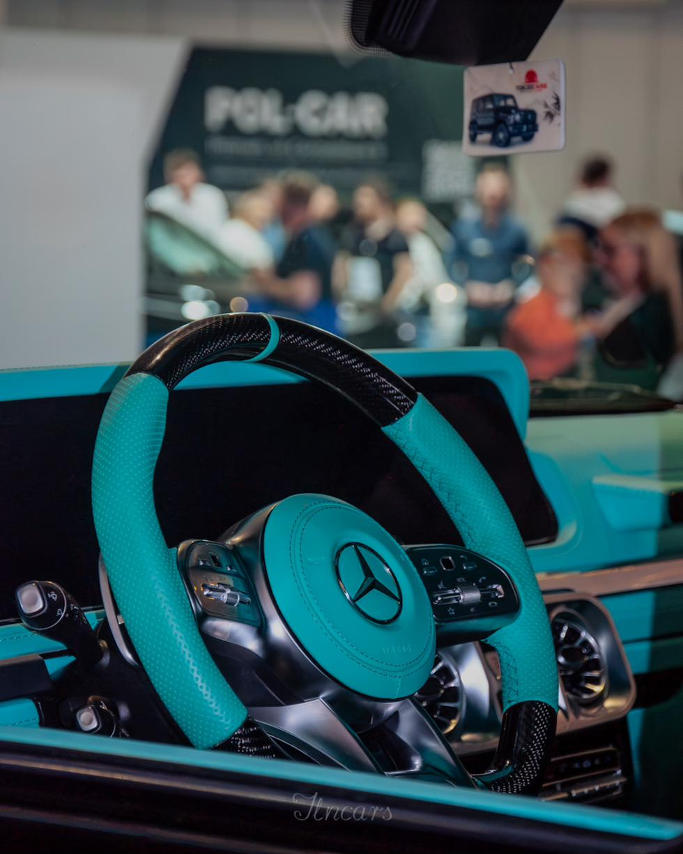 Mercedes G63 Brabus kierownica Tiffany Blue karbon wnętrze logo Mercedes