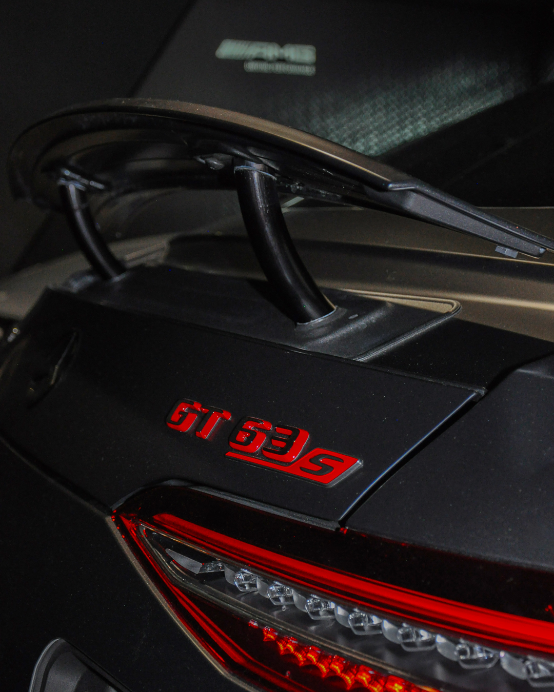 Logo AMG na Mercedes-AMG GT 63 SE w zbliżeniu