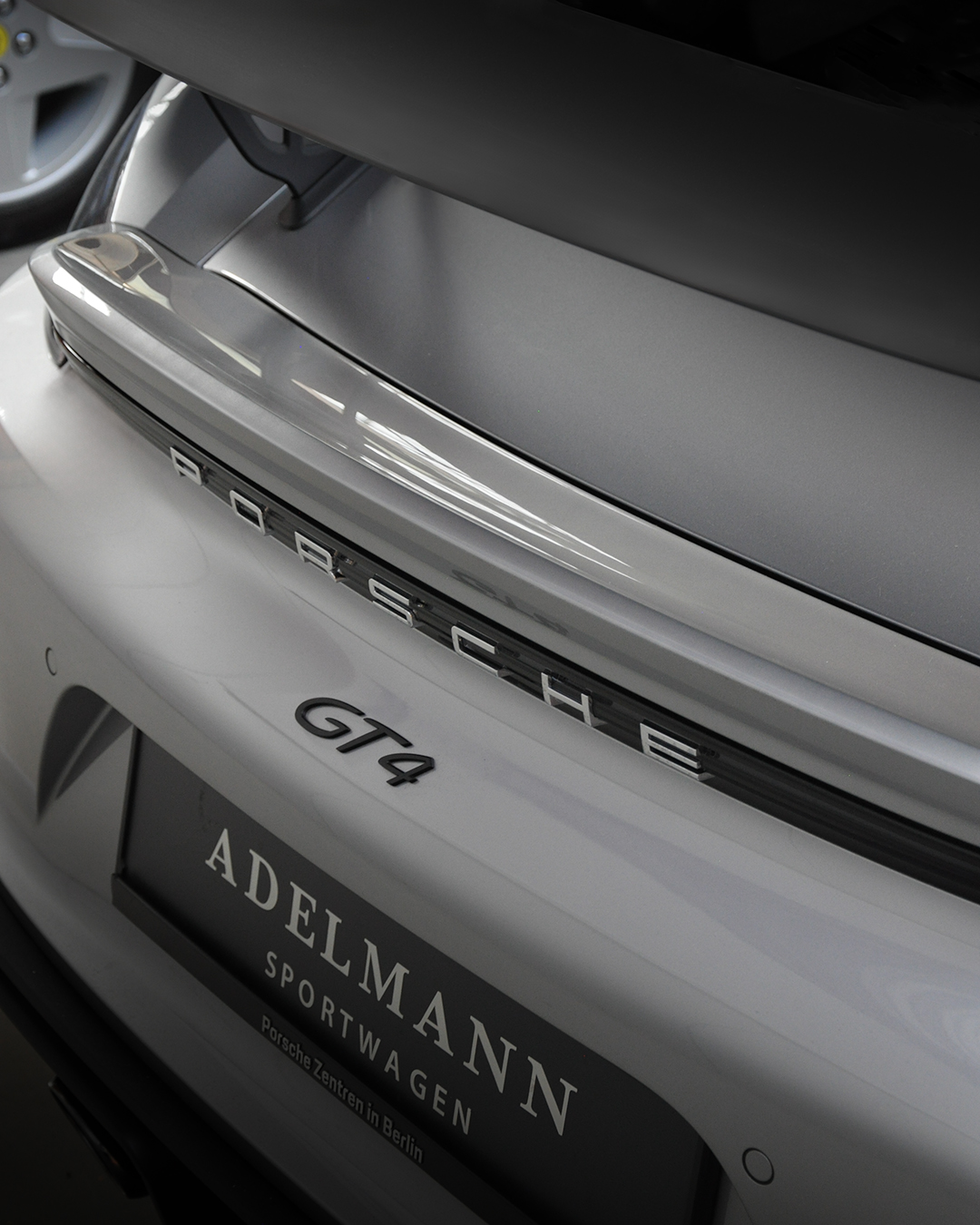 Logo GT4 na Porsche Cayman GT4, Berlin