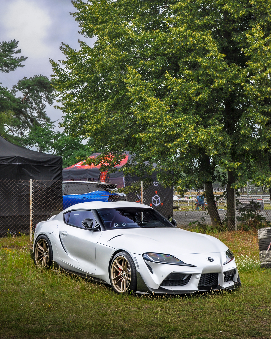 Ujęcie boczne Toyota GR Supra białej, JapFest Tor Poznań